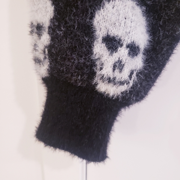 BRAND NEW with tag, super soft black and white skull cardigan. -M- - Picture 16 of 16